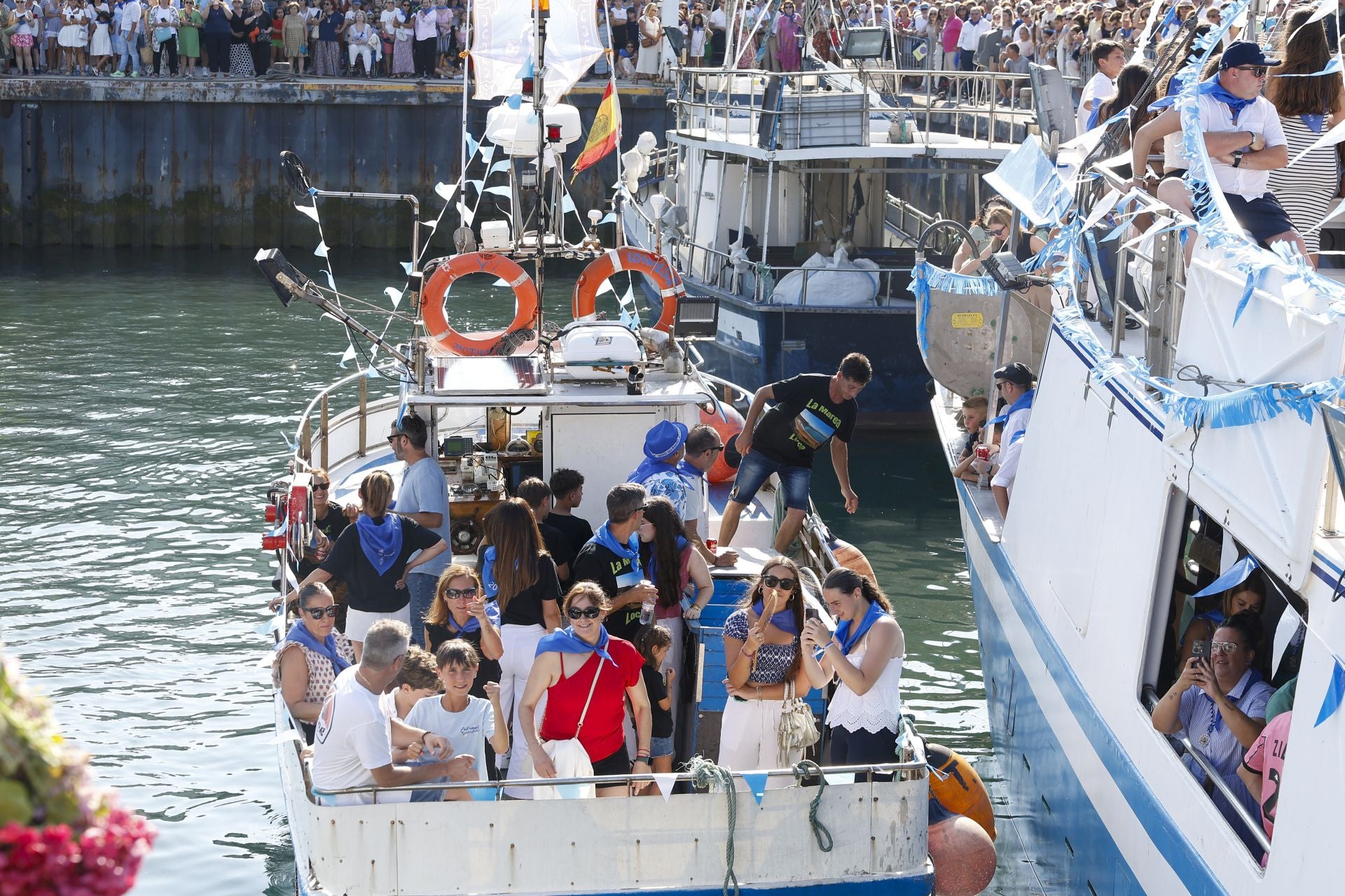 Vecinos y visitantes pudieron acompañar a la Virgen por el mar.