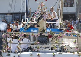 La Virgen del Carmen en el Madre Begoña antes de comenzar la procesión.