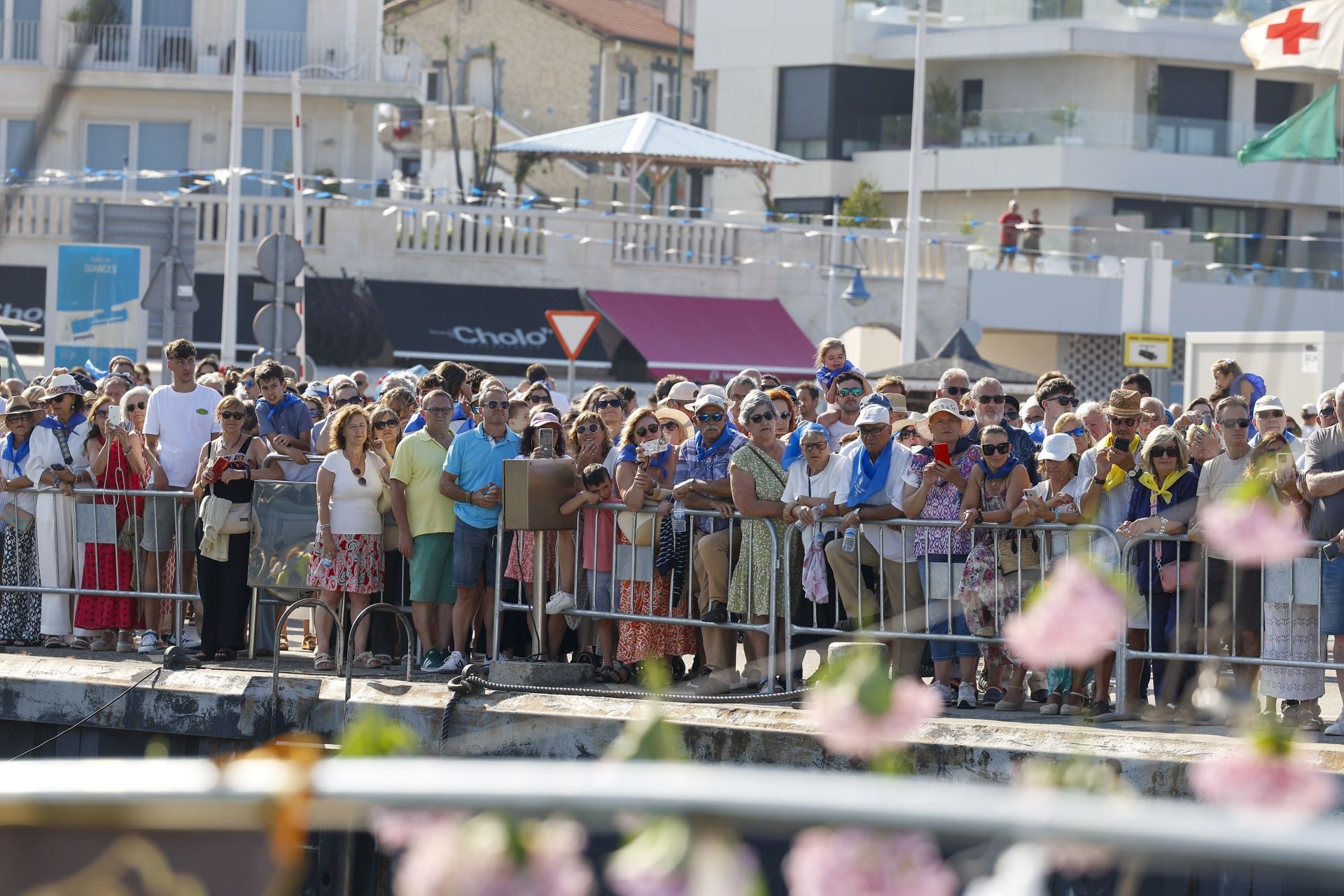 La multitud, tras las vallas, contempla el embarque de la Virgen.