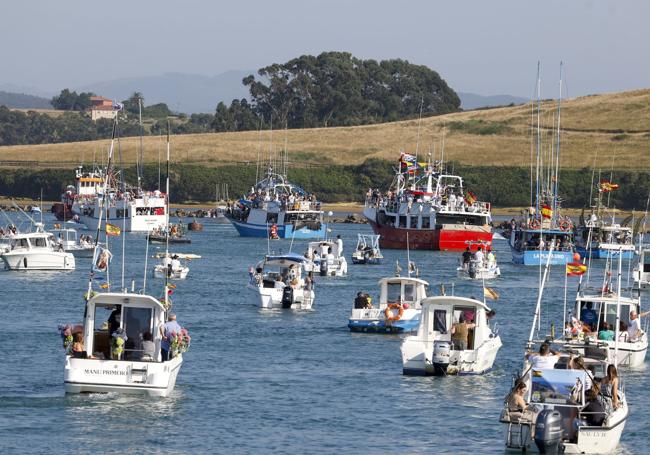 Decensa de barcos siguieron a la Virgen en procesión.