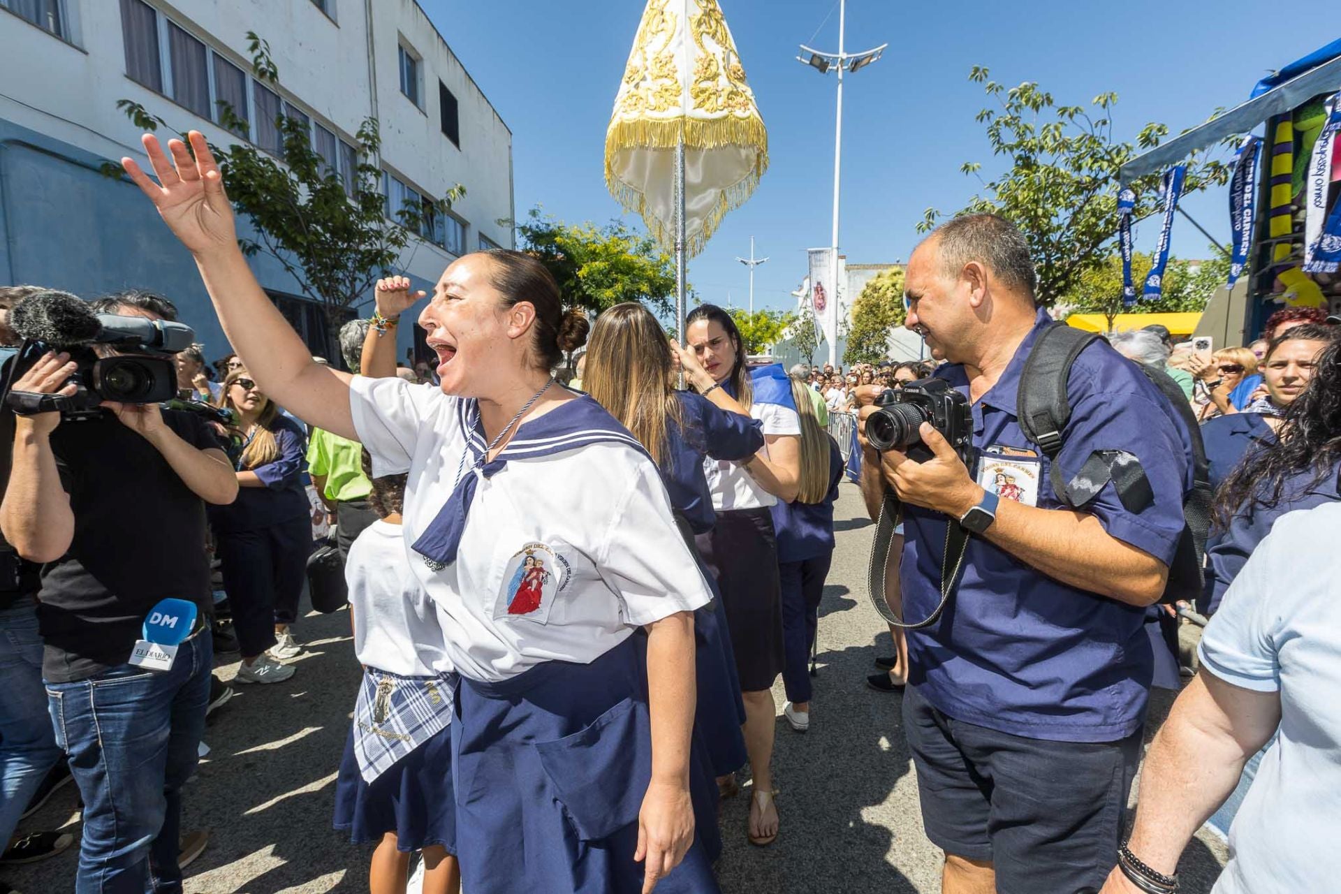 Las mujeres de la Hermandad de las Costaleras honran a la Virgen del Carmen. 