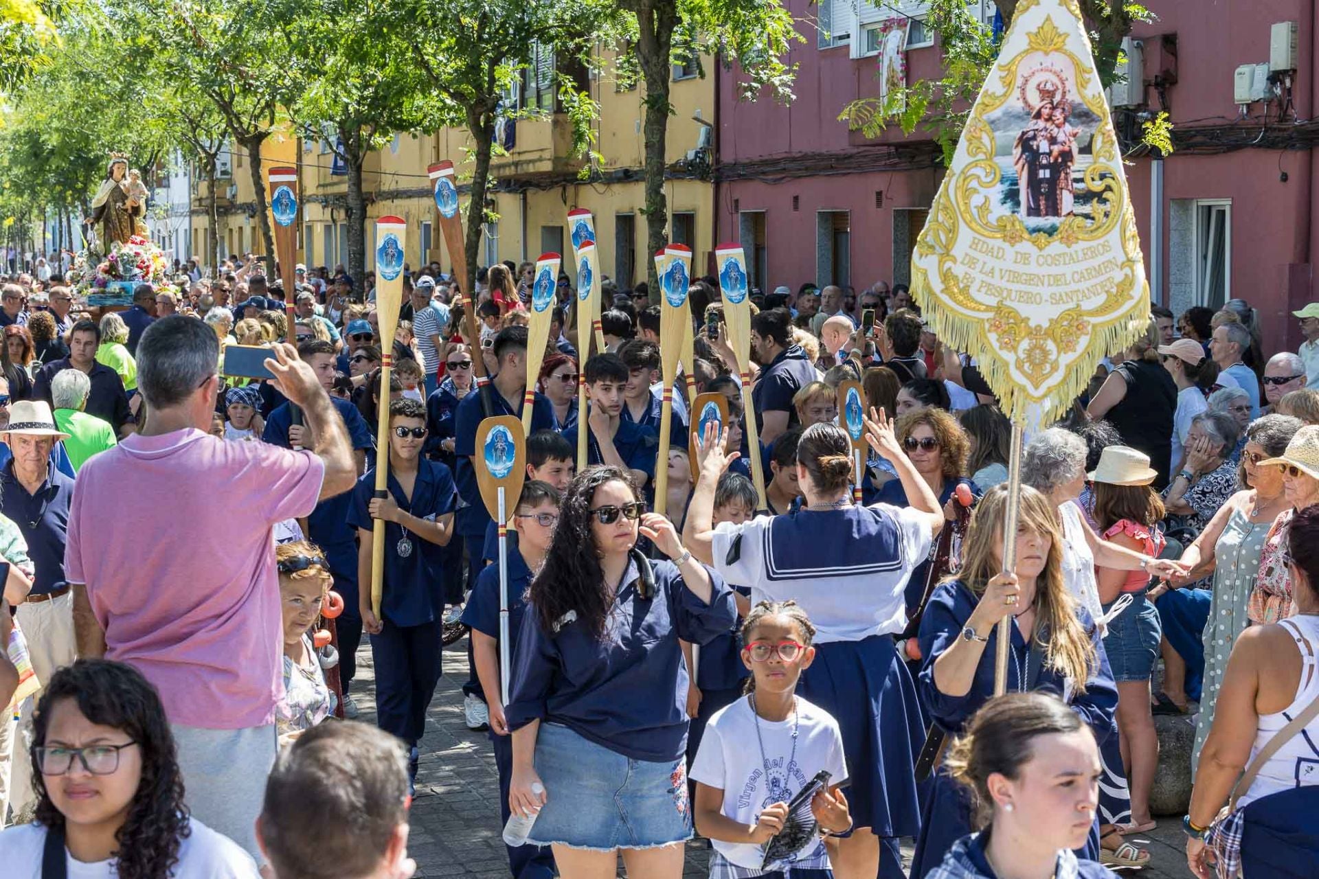 Cientos de vecinos del barrio y de otros puntos de Santander se acercaron para vivir la procesión en primera persona. 