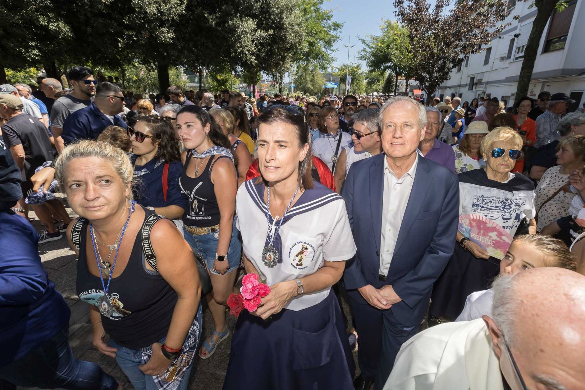 La alcaldesa de Santander, Gema Igual, y el consejero de Industria, Eduardo Arasti, durante la procesión. 