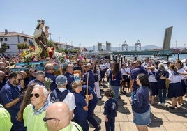 Los costaleros del Barrio Pesquero portan a la Virgen
