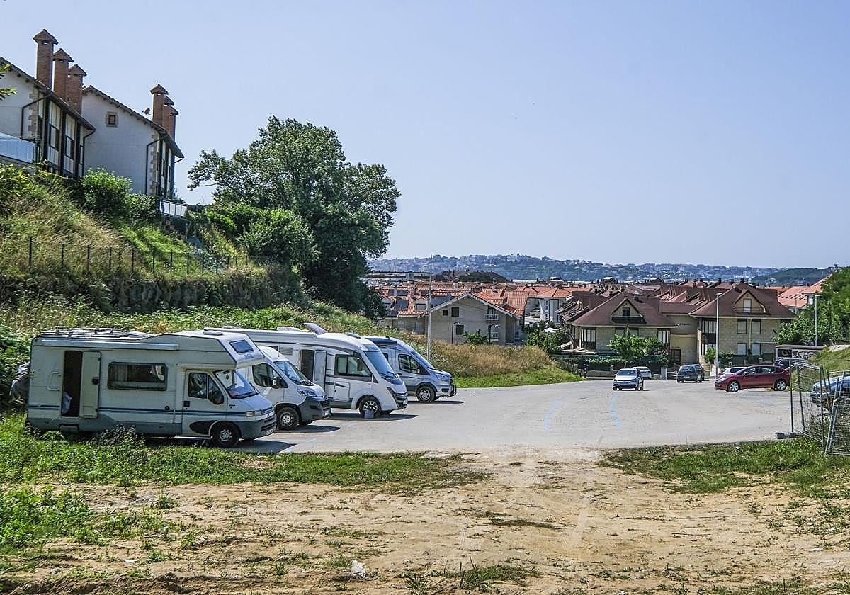 En imagen, la explanada junto al Hotel Bemon, donde se prevé construir el nuevo aparcamiento de Somo.