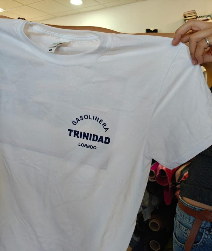 Imagen secundaria 2 - Imagen de la camiseta por detrás y por delante.
