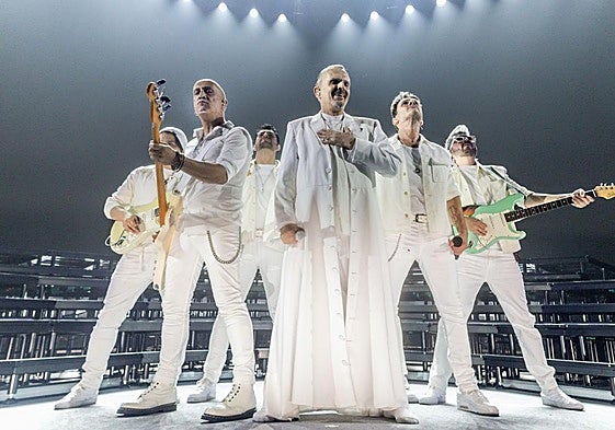 El Magdalena en Vivo de la Campa recibe la visita de uno de los artistas que ha marcado a generaciones en el panorama nacional. Miguel Bosé nunca pasa desapercibido.