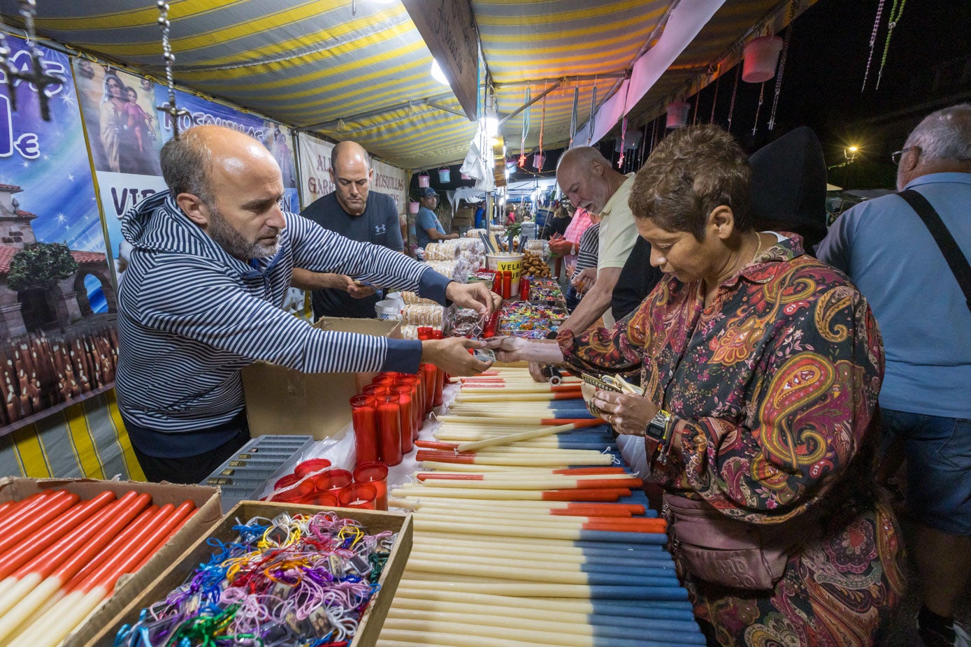 Velas, abanicos, escapularios... los puestos de venta están instalados en el entorno del Santuario de Revilla