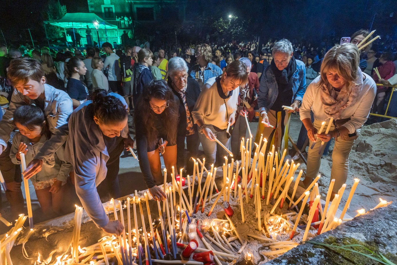 Lo habitual cuando se llega a Revilla es comprar las velas que luego se encienden en honor de la Virgen del Carmen