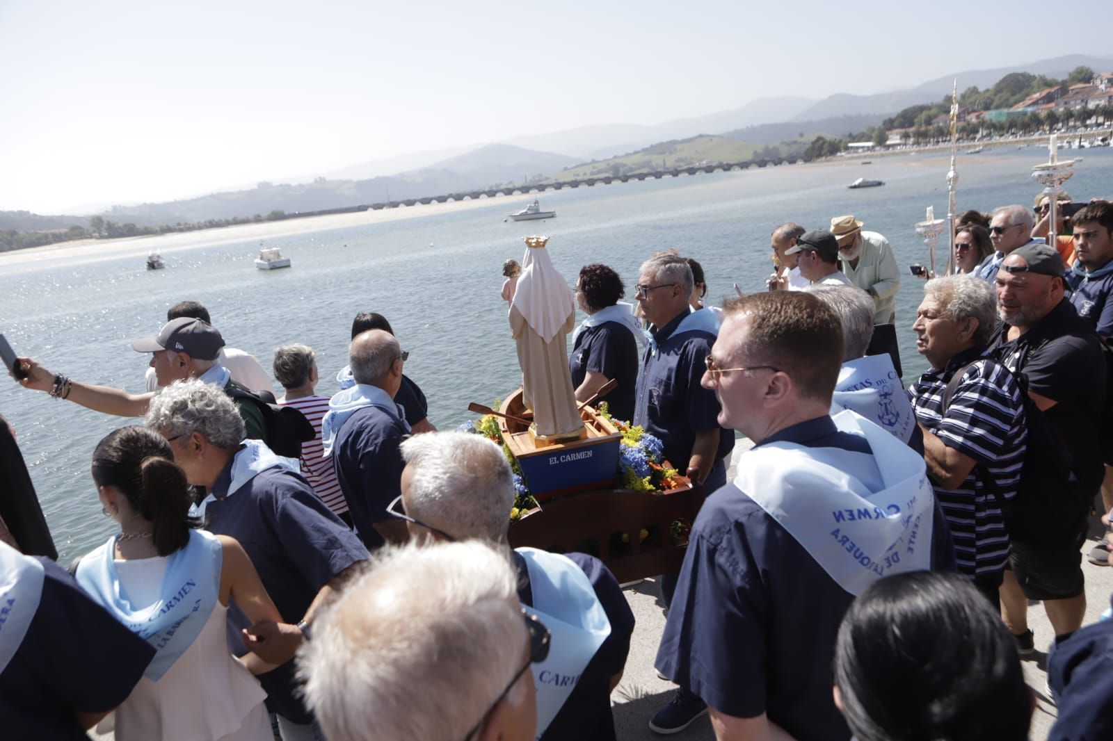 Un momento de la procesión y la ofrenda floral celebrada esta mañana