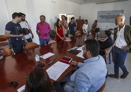 El consejero de Educación y los sindicatos a su llegada a la mesa de negociación.