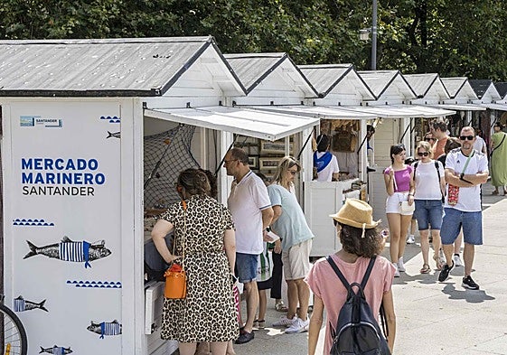 Gente paseando por el mercado marinero frente a la Plaza Alfonso XIII, en una edición anterior