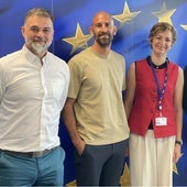 Gonzalo Silió y Gonzalo Colsa junto a dos miembros de la comisión europea