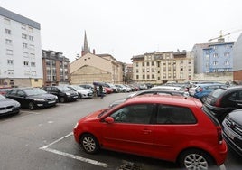El céntrico aparcamiento de Novalina, donde aparca un centenar de vehículos desde hace años, en Torrelavega.