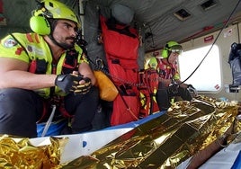 El helicóptero del 112 evacúa al bañista hacia el Seve Ballesteros, punto de enlace para su ingreso en Valdecilla.