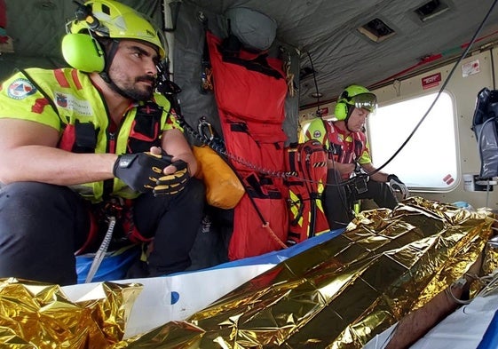 El helicóptero del 112 evacúa al bañista hacia el Seve Ballesteros, punto de enlace para su ingreso en Valdecilla.