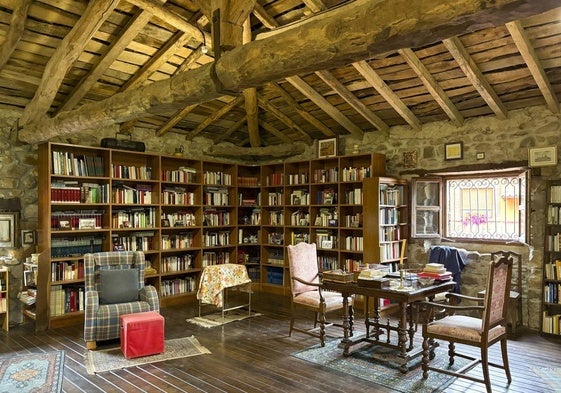 Imagen de la biblioteca de Eusebio Fernández en el pueblo de Santa Olalla, en el municipio de Molledo.