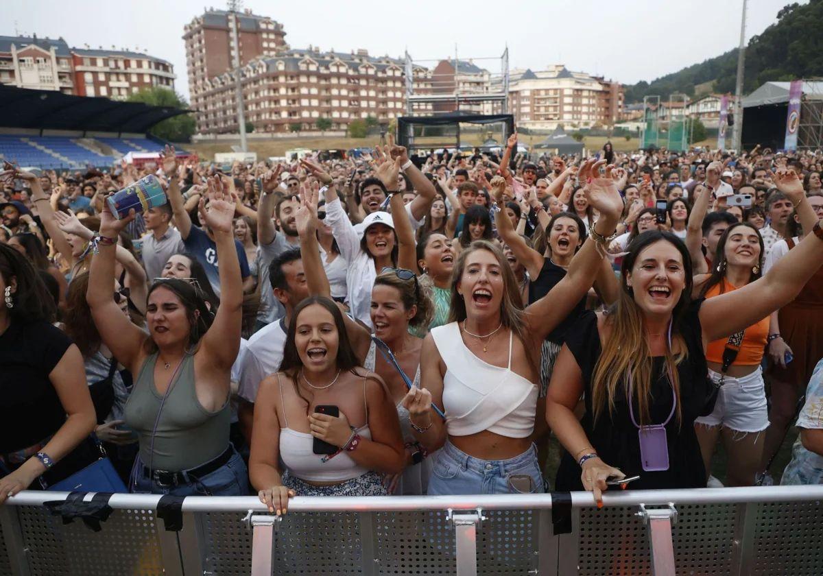 Los asistentes vibran con uno de los conciertos de una edición anterior del festival Sonórica, en el Estadio Riomar de Castro Urdiales.