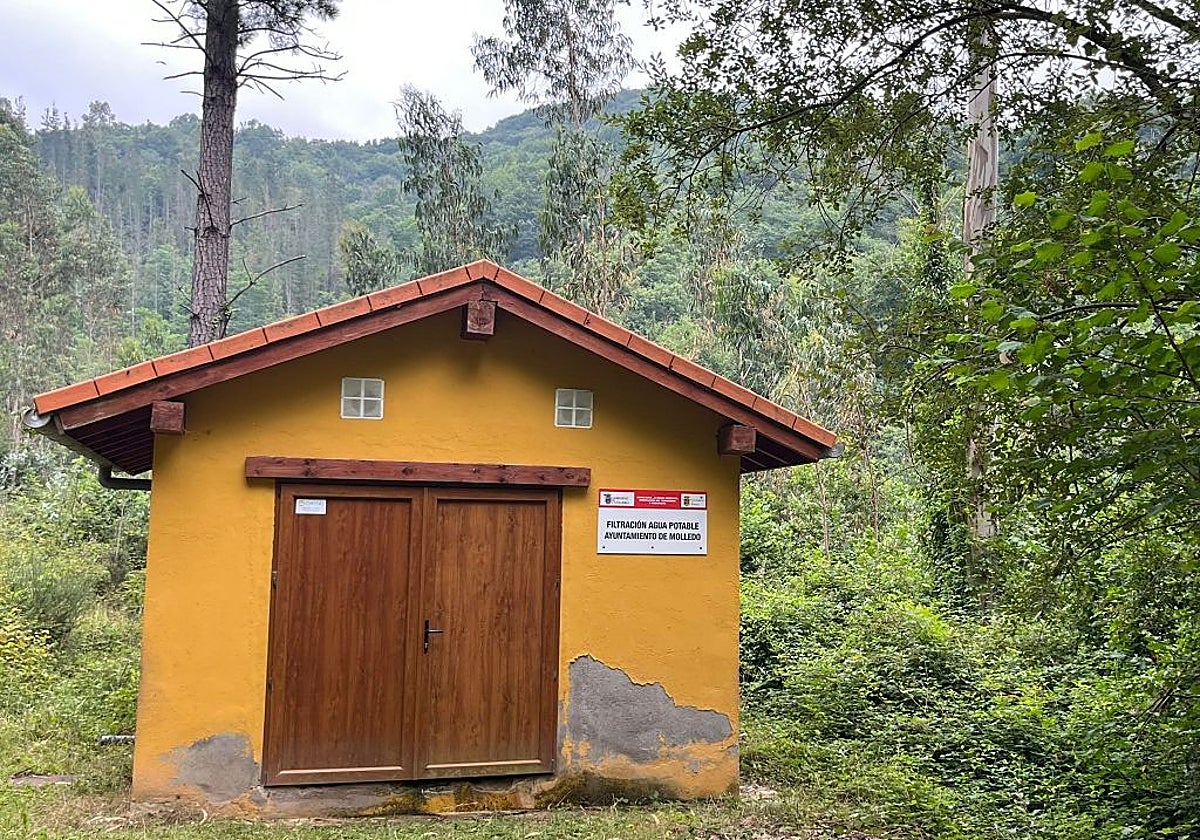 Uno de los depósitos de agua en Molledo.