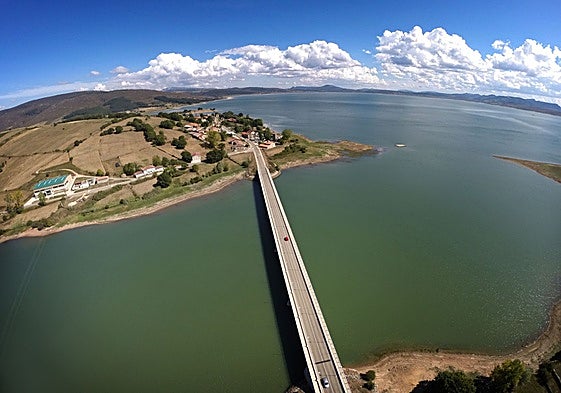 Zona del embalse del Ebro en la que se prevé construir el campo de regatas.