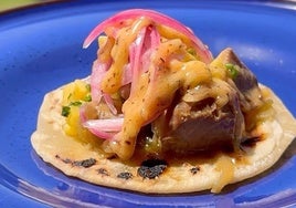 Tacos de atún encebollado, un aperitivo muy veraniego.