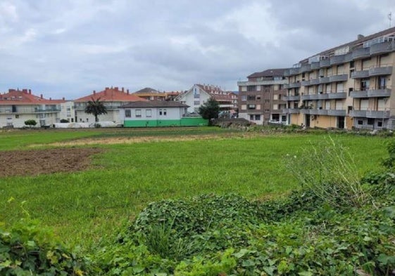 Parcela verde en la que se creará el futuro aparcamiento.