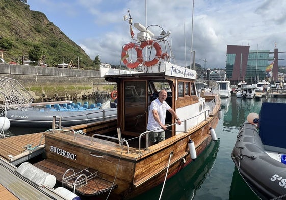 Sergio Valle en el Buciero, el barco que ha adquirido y adaptado a esta nueva actividad turística.
