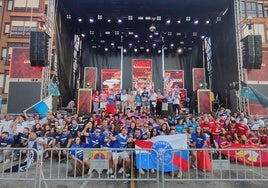 Integrantes de varias de las peñas tras la entrega de premios.