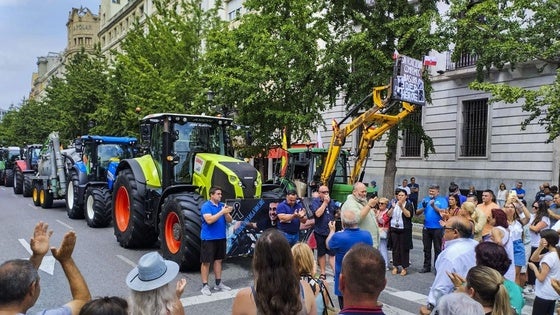 Aplausos ante el minuto de silencio por la muerte de David Lafoz.