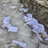 Los documentos con datos personales encontrados junto a la antigua escuela de adultos.
