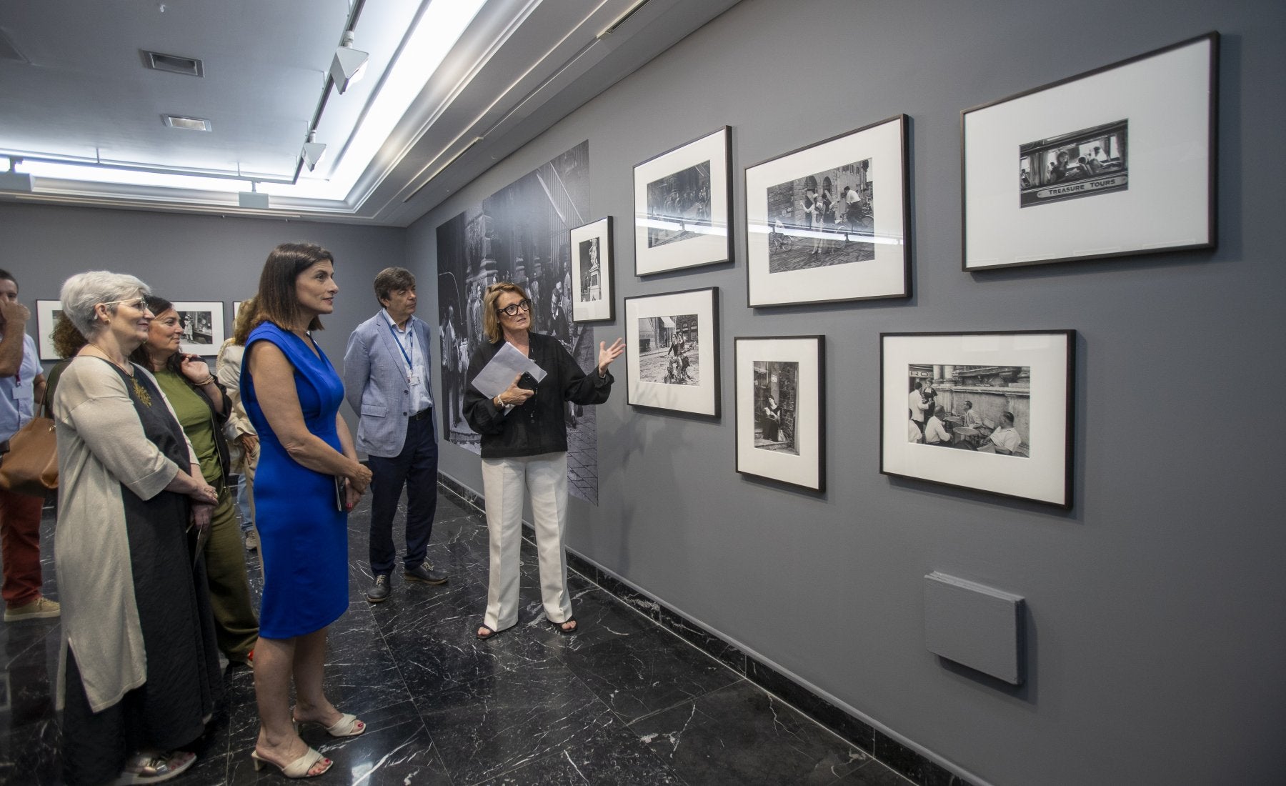 Anne Morin explica a Carlos Andrades y Gema Igual algunos de talles de la serie 'American Girl in Italy'.