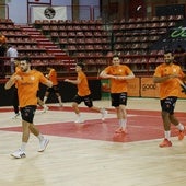 Jugadores del Bathco calentando.