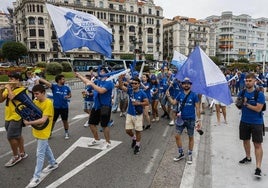 Los Hijos de Julio, de azul, con banderas, megáfono y aplaudidores, amenizan el pasacalles