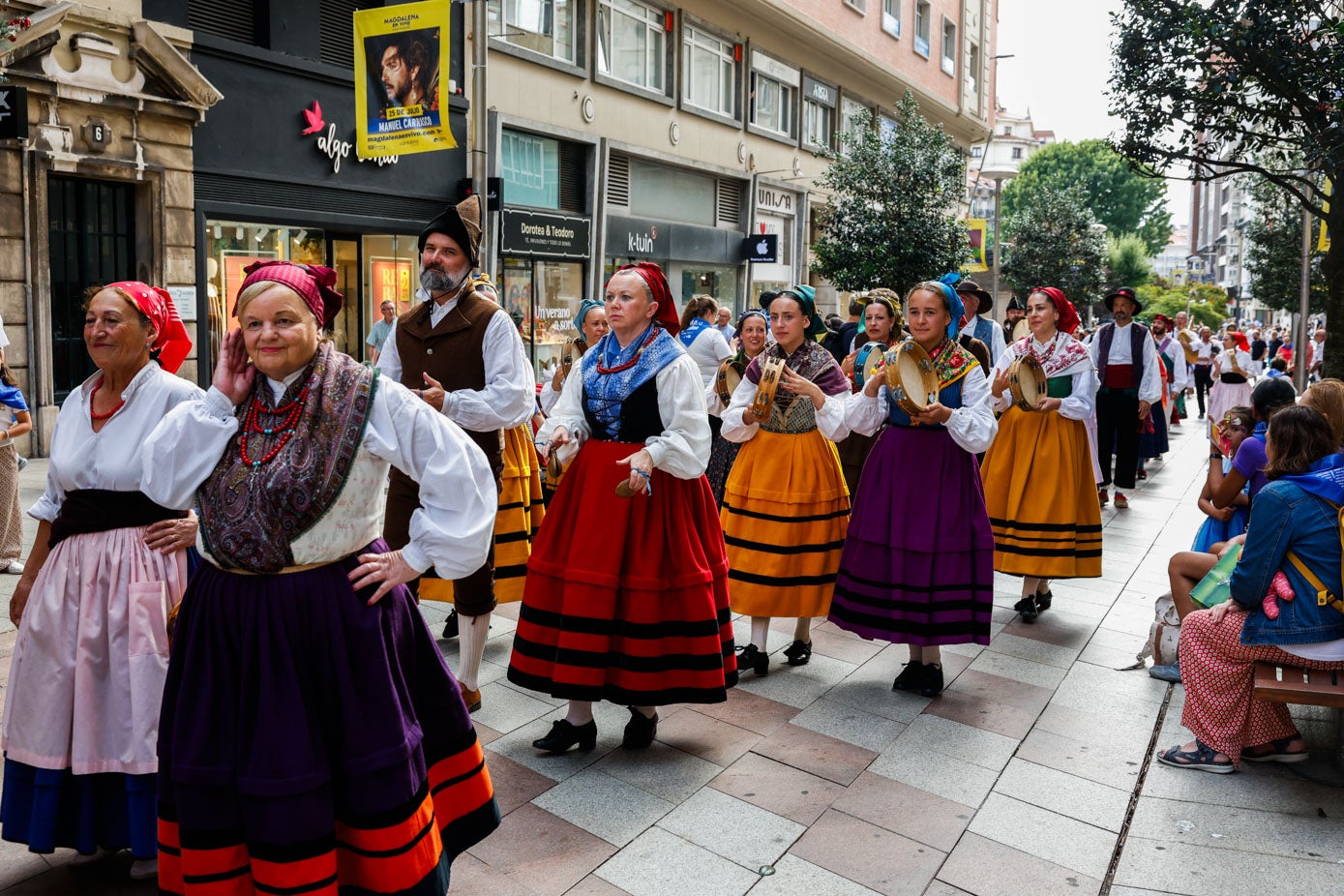 Los mozos y mozas con trajes regionales, en la calle Juan de Herrena.