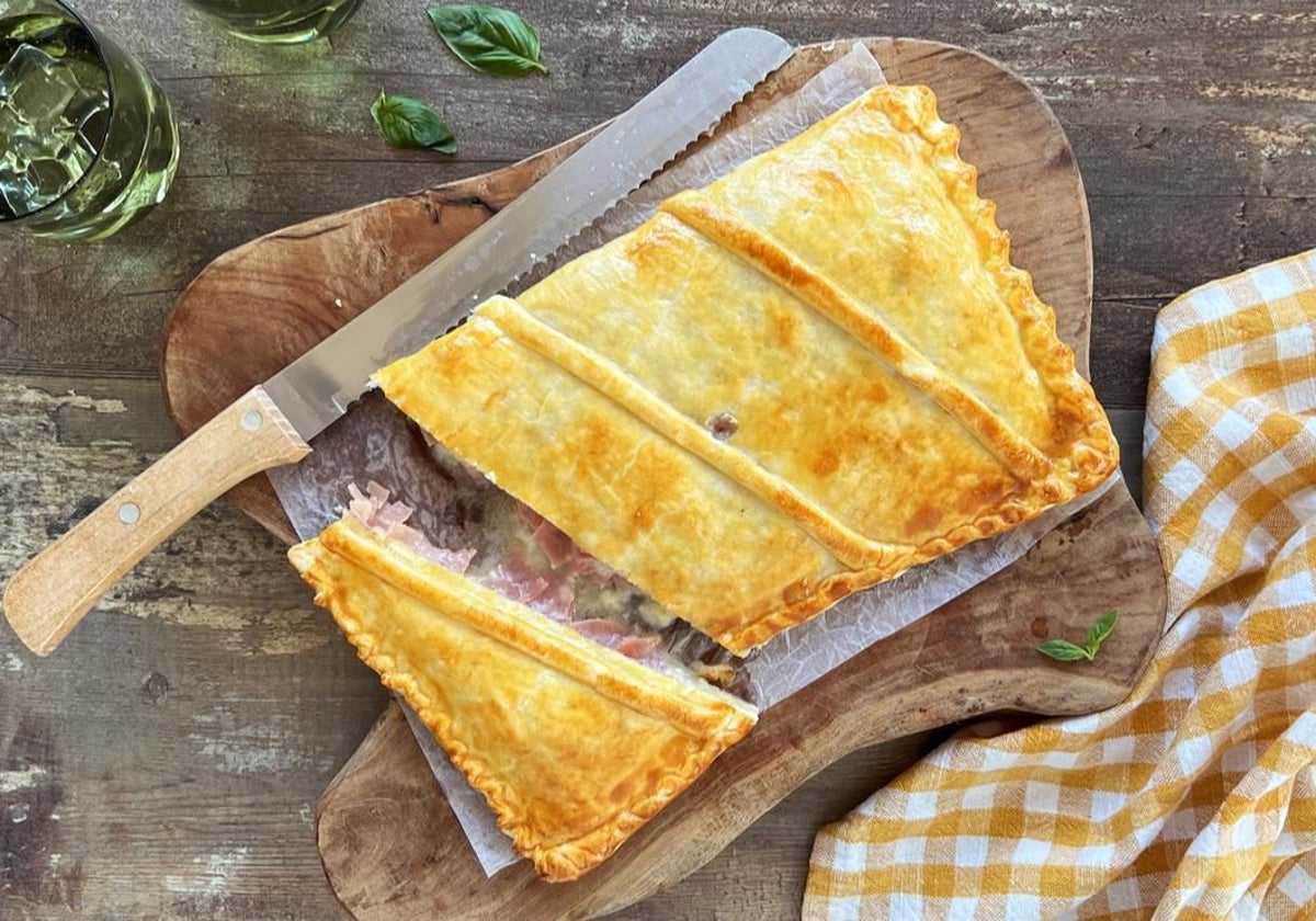 Empanada de jamón y queso, lista para no dejar ni las migas.