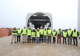 Representantes de la multinacional y la presidenta de Cantabria, han visitado esta mañana las obras del parque eólico de El Escudo.