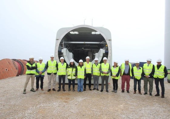 Representantes de la multinacional y la presidenta de Cantabria, han visitado esta mañana las obras del parque eólico de El Escudo.