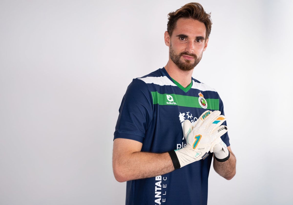 Jokin Ezkieta luce la equipación de porteros que usará el Racing esta temporada