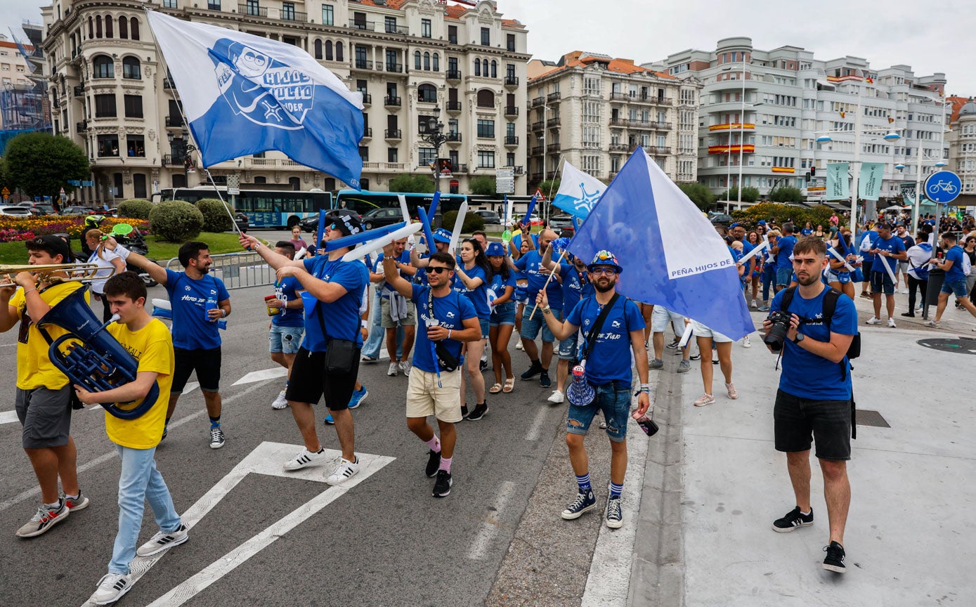 Los Hijos de Julio con banderas, megáfono y aplaudidores de plástico amenizan el desfile.