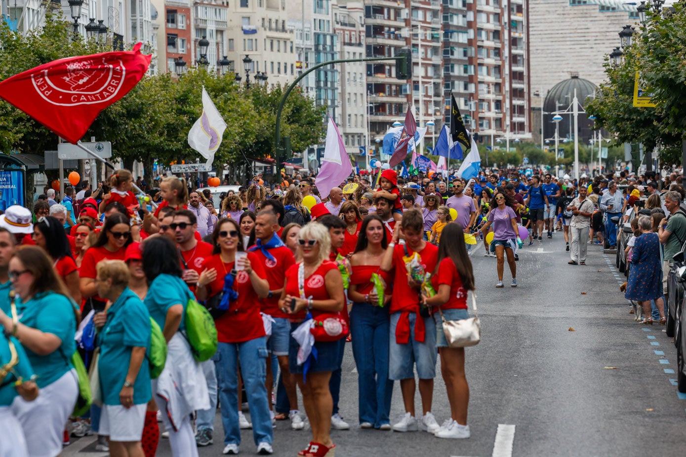 Varias peñas, durante el trayecto de Puertochico hasta la plaza del Ayuntamiento.