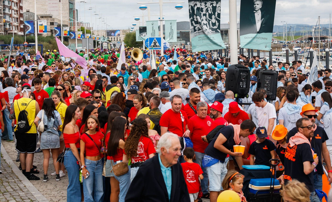 Peñas reunidas junto a Puertochico esperan antes de comenzar el desfile.