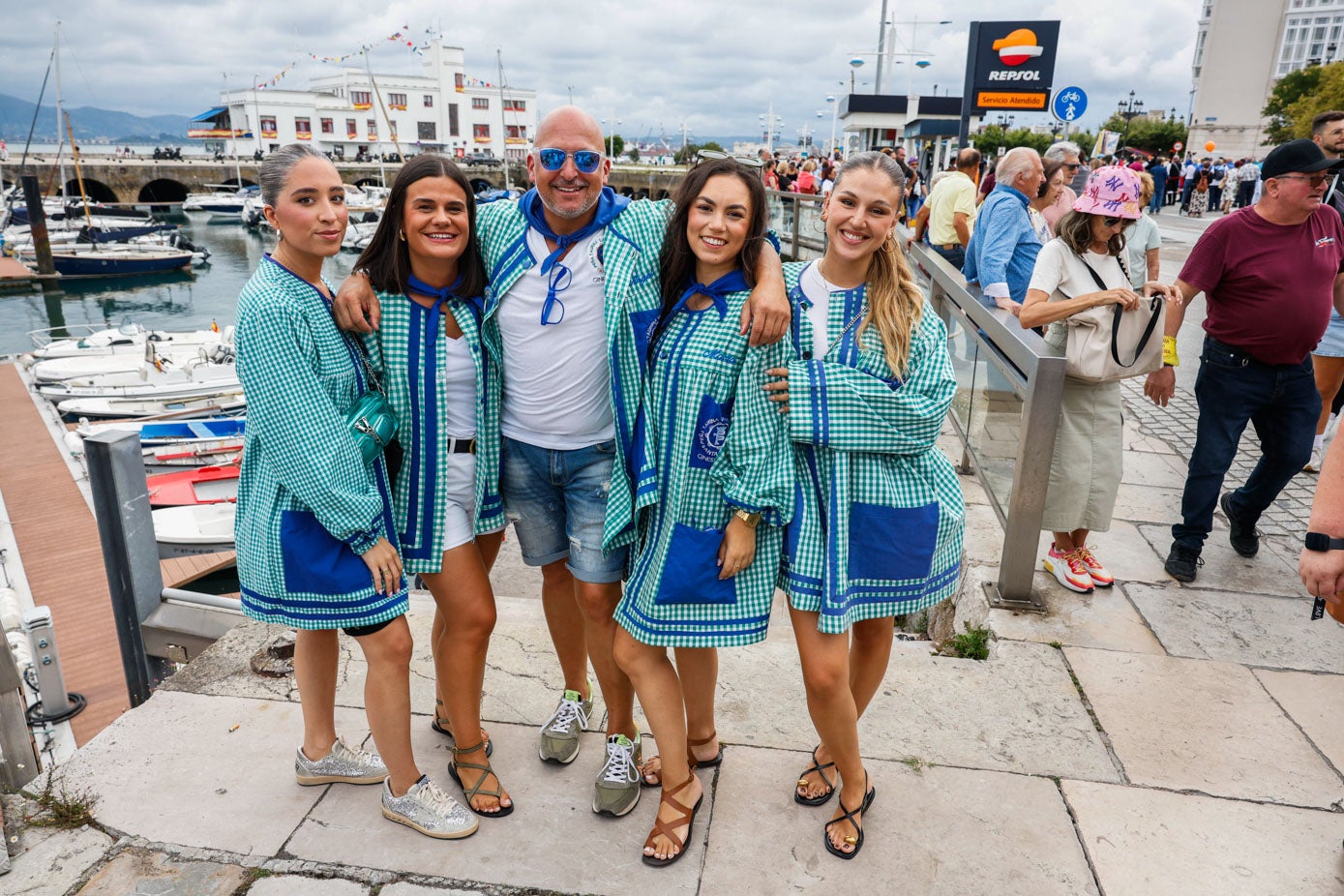 Los Panderetucas, minutos antes del arranque del desfile.