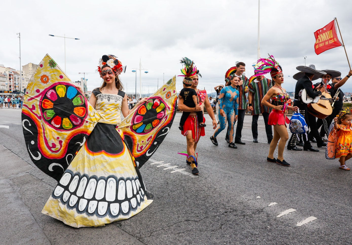 Uno de los trajes mexicanos más llamativos del circo Quimera.