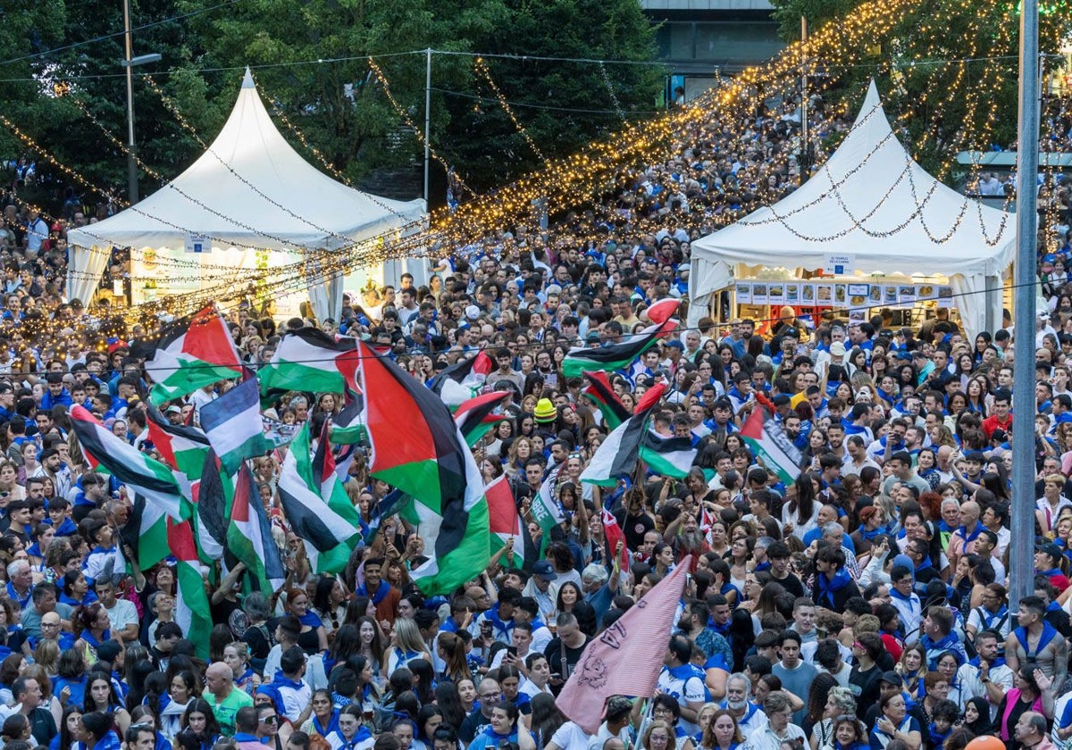 Las banderas en apoyo al pueblo palestino ondearon durante unos minutos en la plaza del Ayuntamiento.