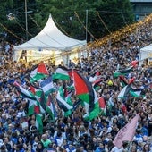 Las banderas en apoyo al pueblo palestino ondearon durante unos minutos en la plaza del Ayuntamiento.
