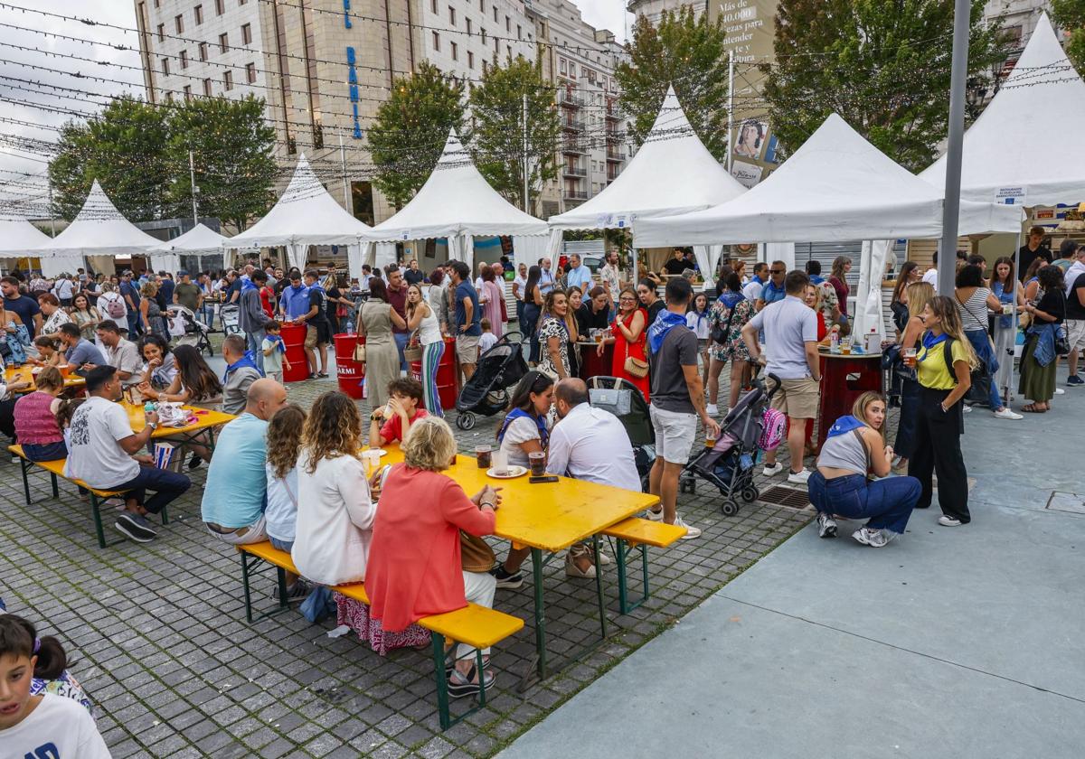 La gente disfruta de la Feria de Día, una de las tradiciones de la Semana Grande, y llena las casetas, como en esta imagen de la Plaza de Alfonso XIII.