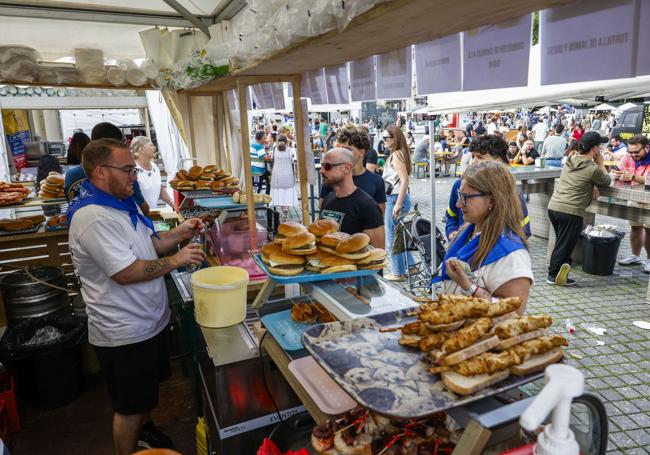 Hamburguesas, pinchos morunos... Las casetas ofrecen productos clásicos y otros más innovadores. Para todos los gustos.