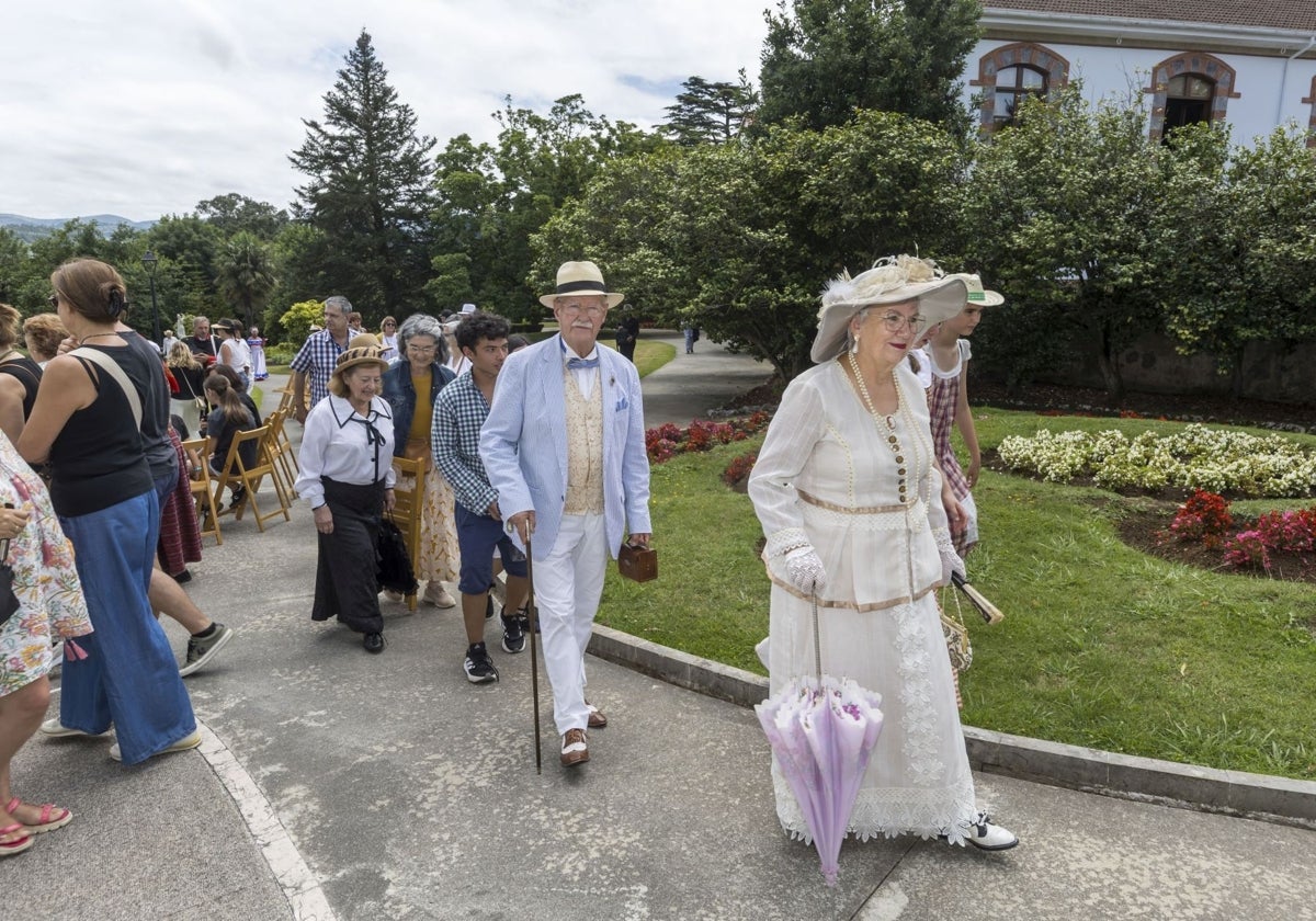 Asistentes a El Retornar del Indiano, vestidos para la ocasión, en la finca del marqués de Valdecilla.