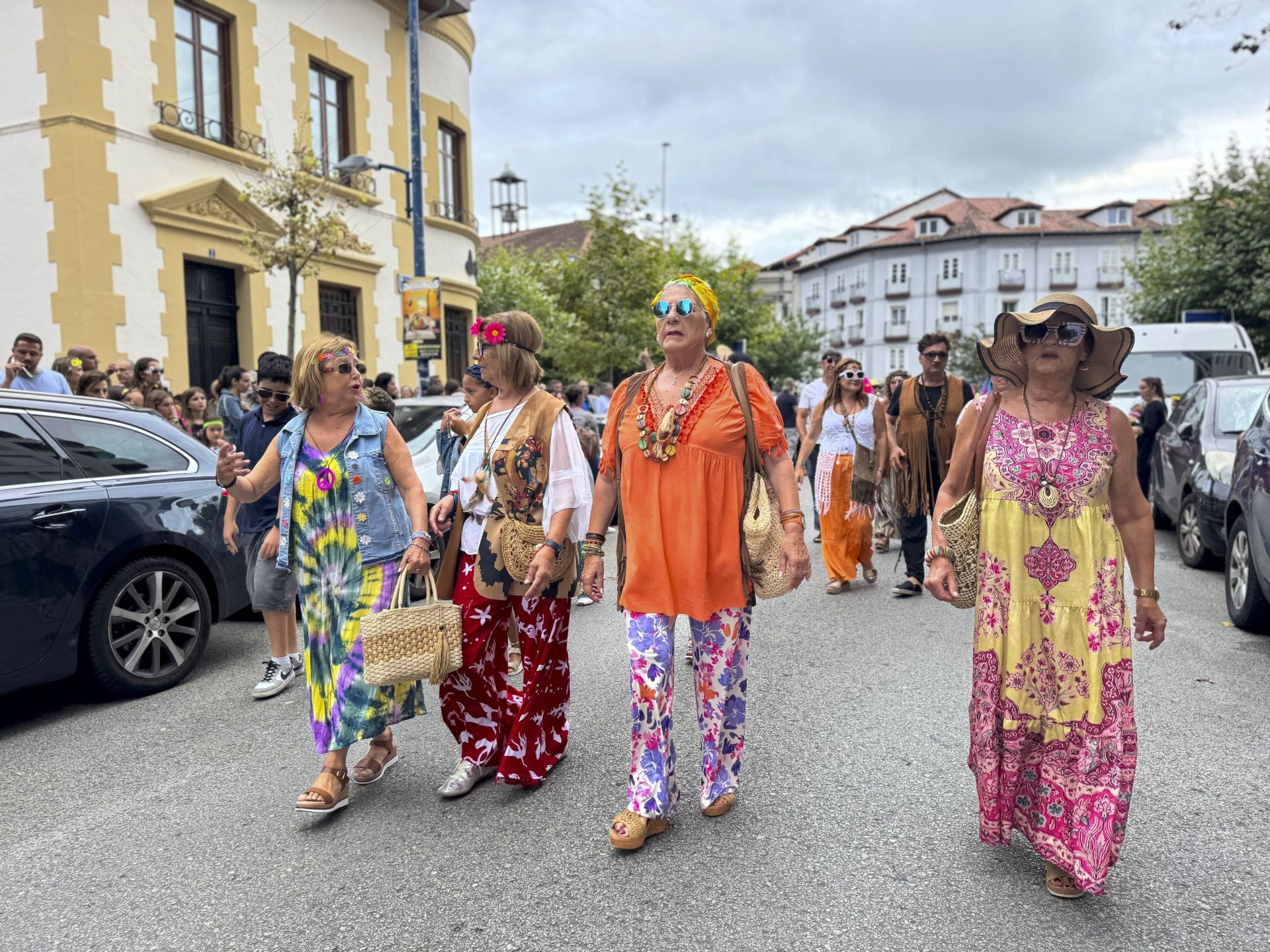 La idea es devolver a Laredo a su época dorada, cuando una pacífica 'colonización' francesa transformó la villa pejina en un lugar más moderno impregnado en el espíritu hippie y una efervescencia cultural que cambió para siempre su historia.
