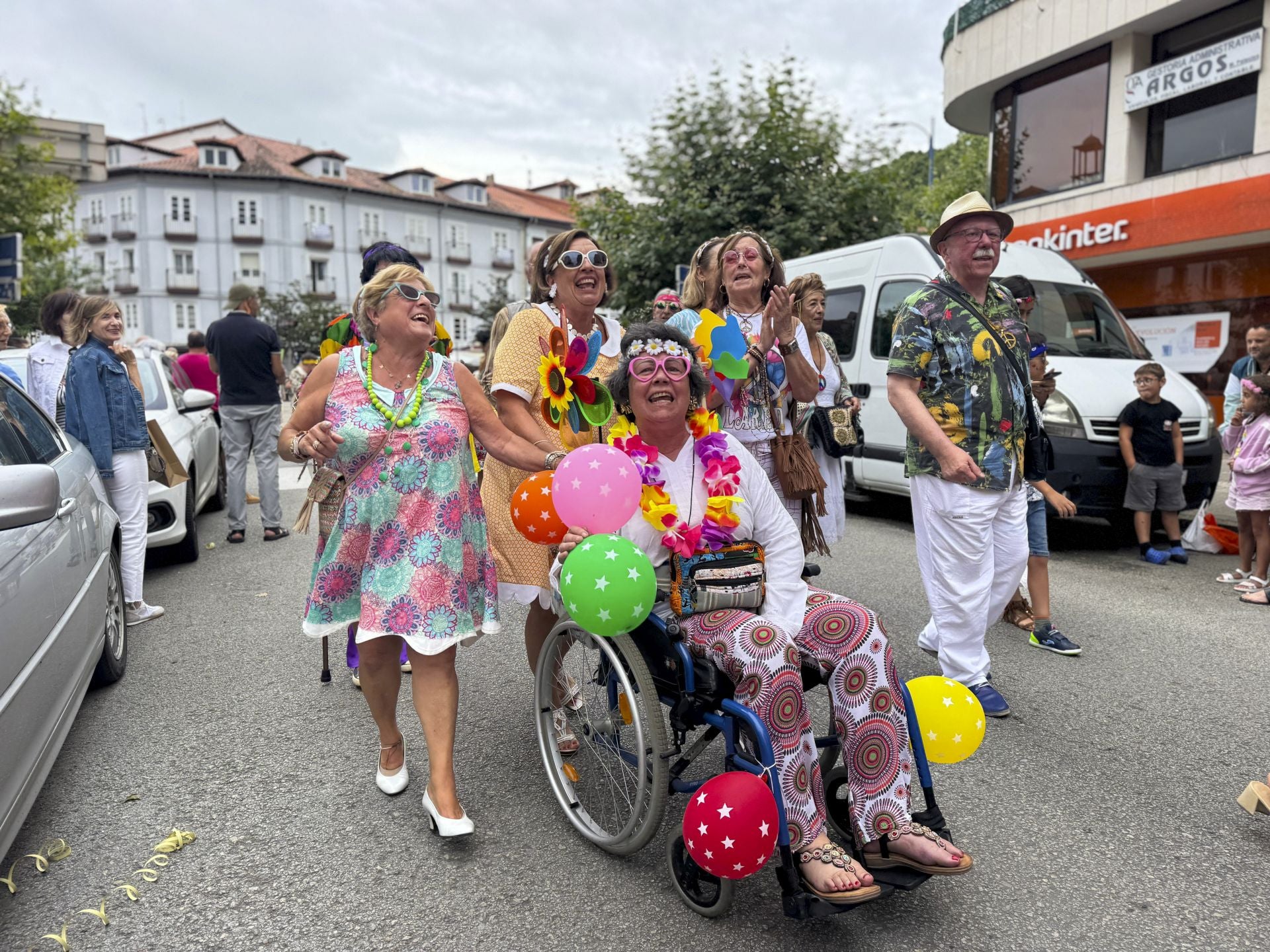 El desfile y los disfraces, para todas las edades.